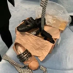 靴 Miu Miu Women's Brown and Black Ballet Miu Miu Women's' Crackled Leather Ballerina Shoes in Brown